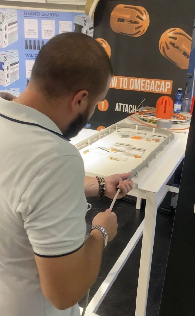 Besucher testet OMEGACAP am Stand